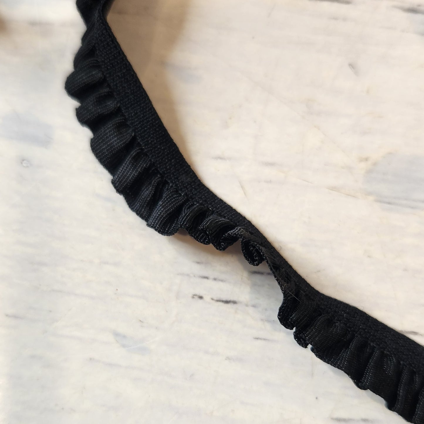 2.90m Frilled Black elastic