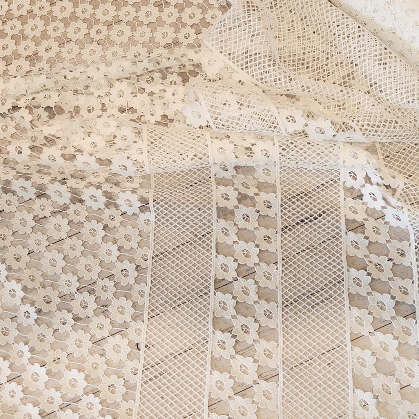 Pretty flowers Guipure Lace