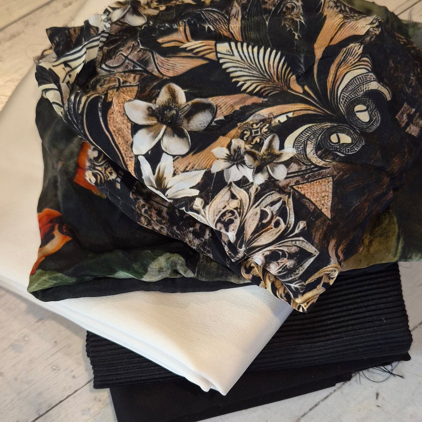 156. 5 pieces silk crepe de chine, silk satins and cord