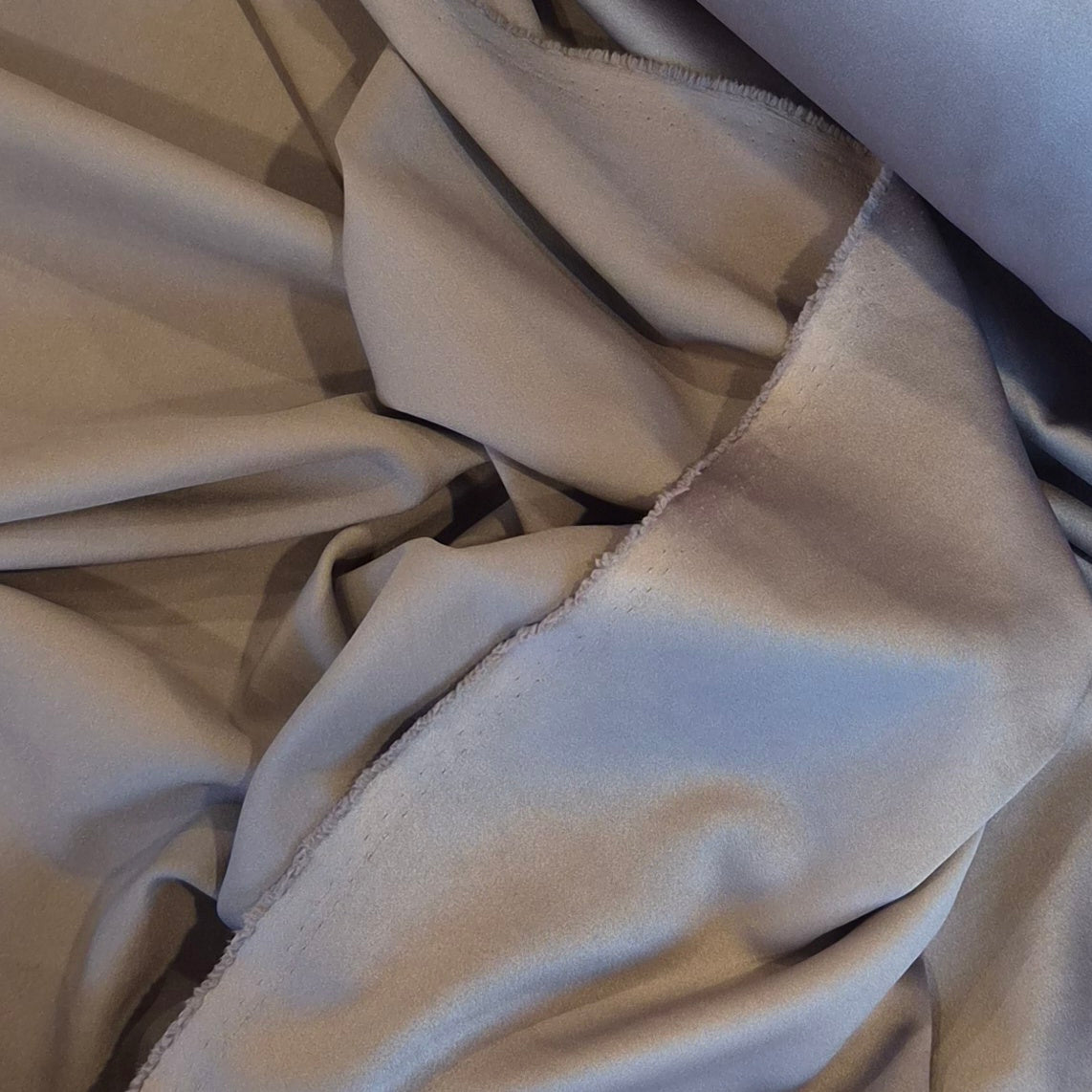 Natural taupe stretch de lustred satin