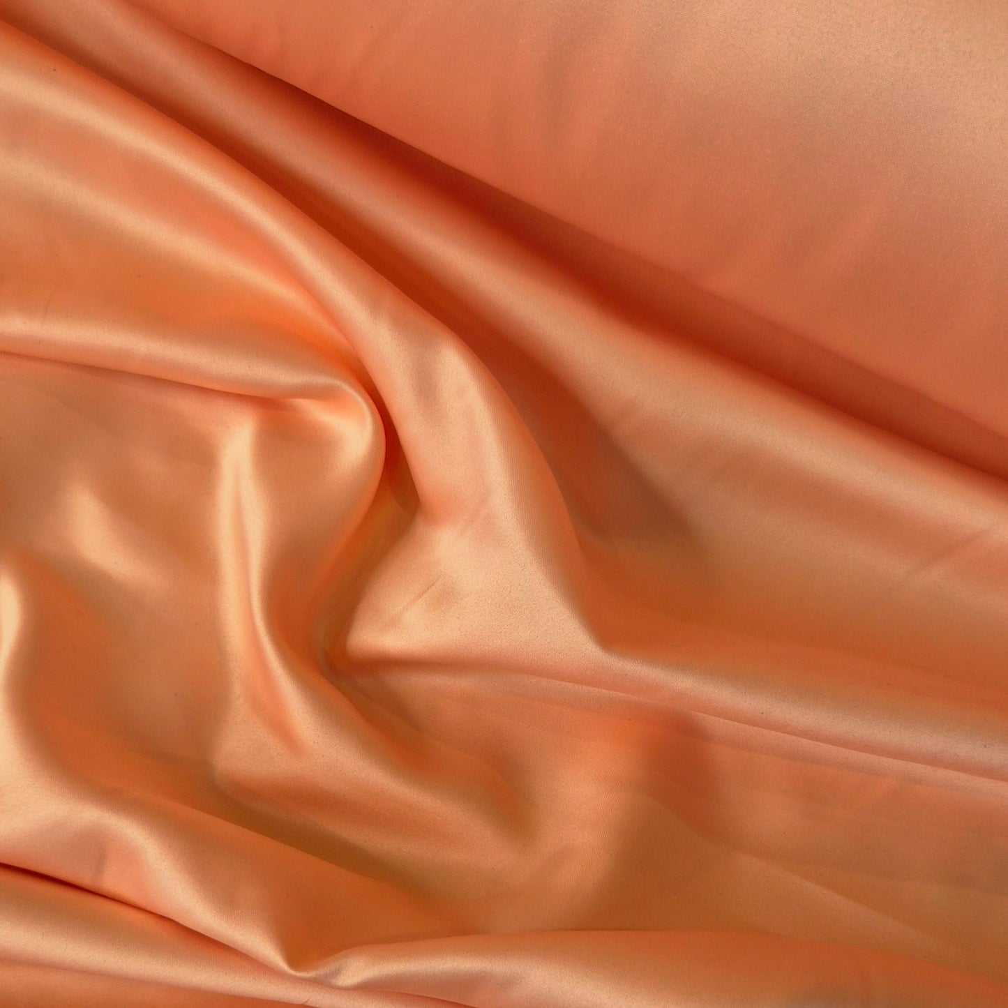 Peachy de lustred satin