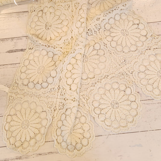 22. Cream cotton lace trim piece