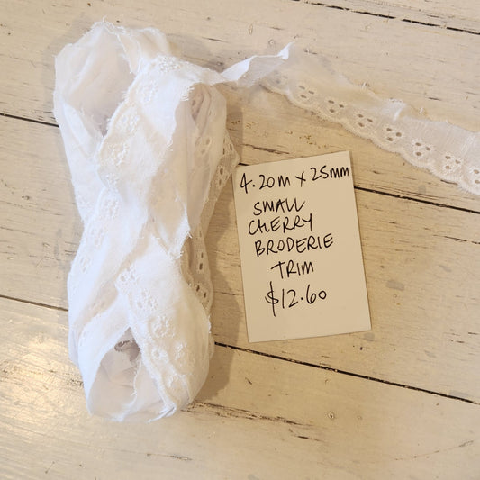 4.20m Small cherry broderie trim