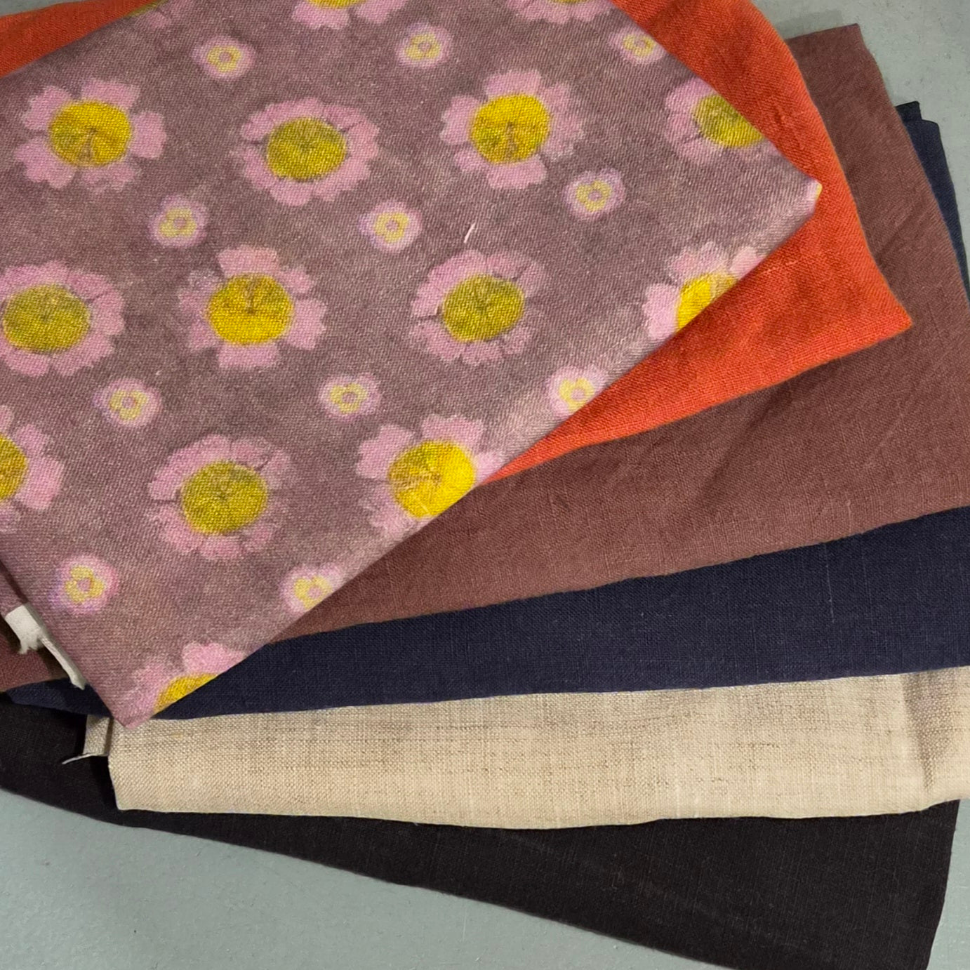 39. 6 pieces assorted linen