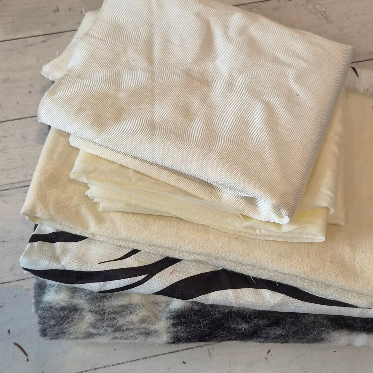 139. 5 pieces assorted fabrics wool, silk twill, linen and fusible lining