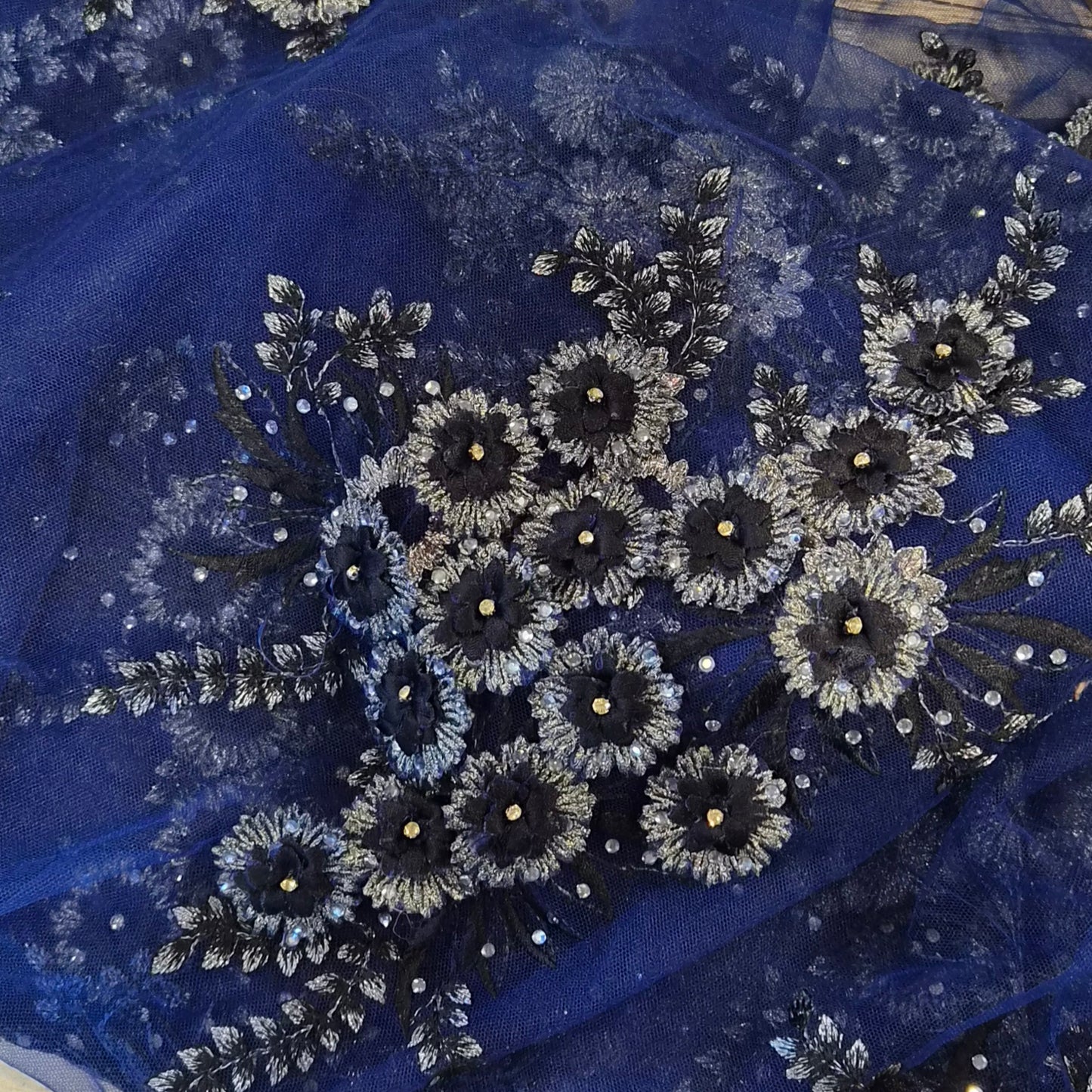2.9m Royal daisies 3D embroidered tulle