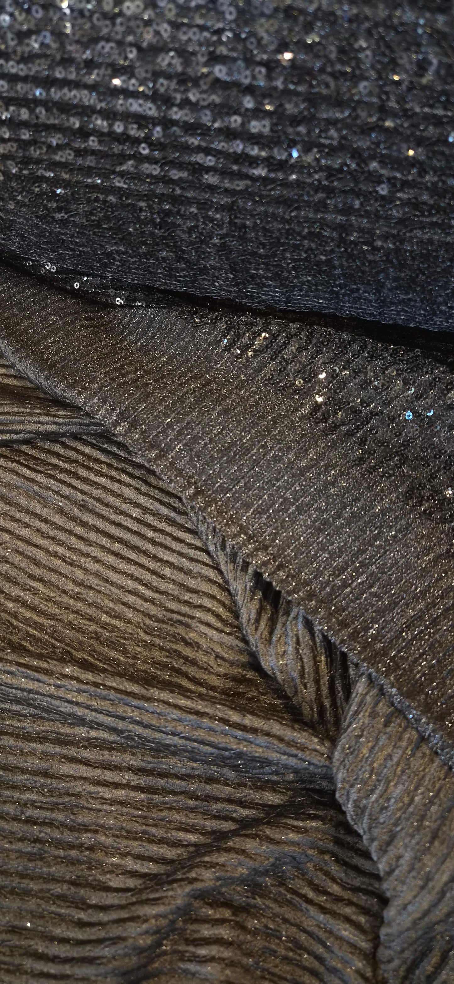 Pleated knit sequin