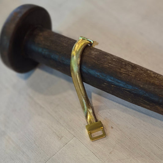 Slinky gold small embellishment