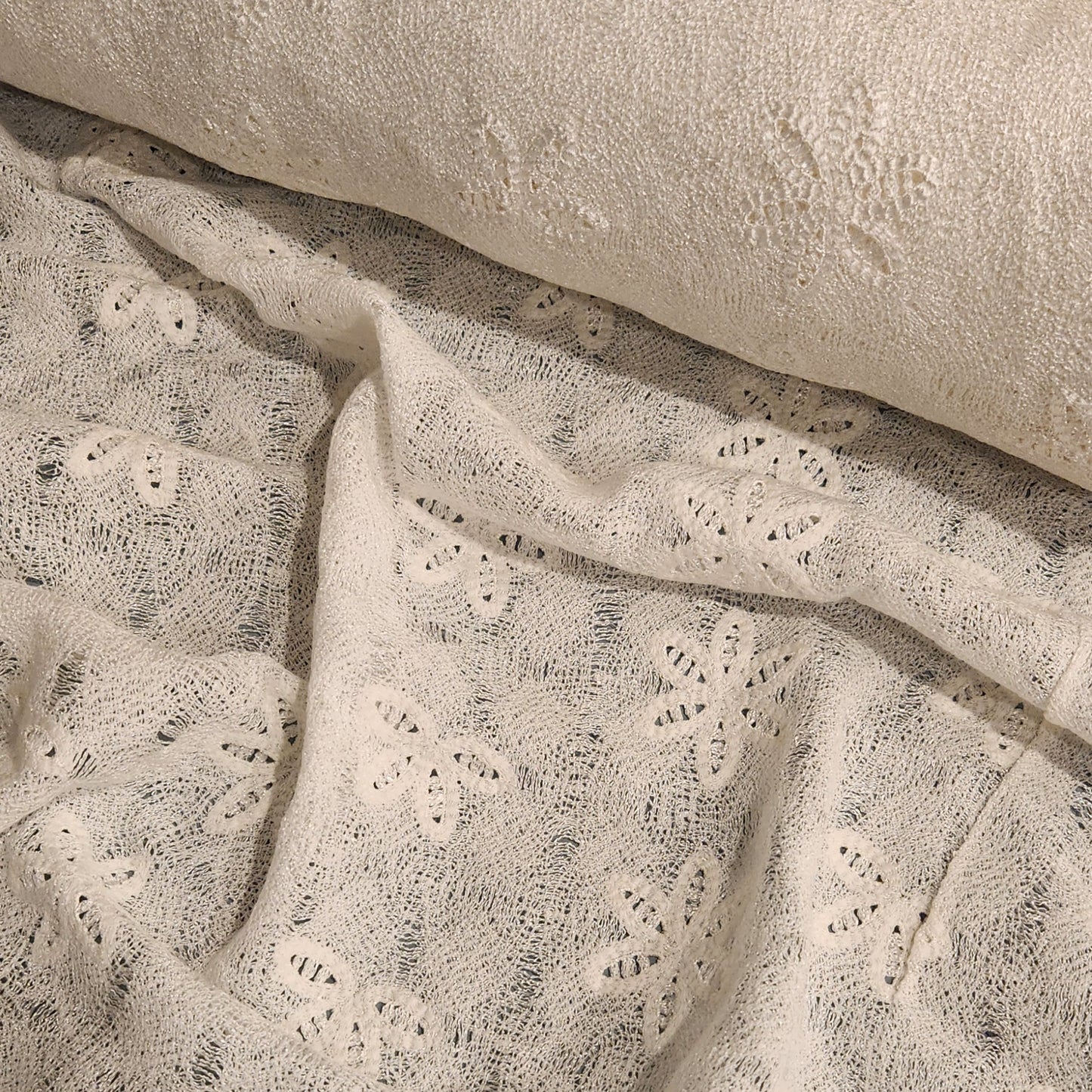 Scattered daisy silk lace