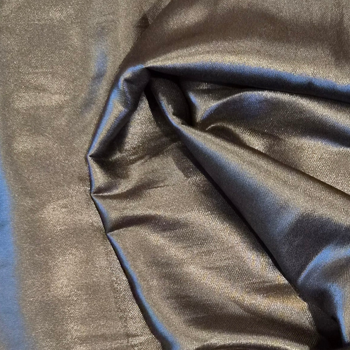 1.25m Liquid luxe coated crepe