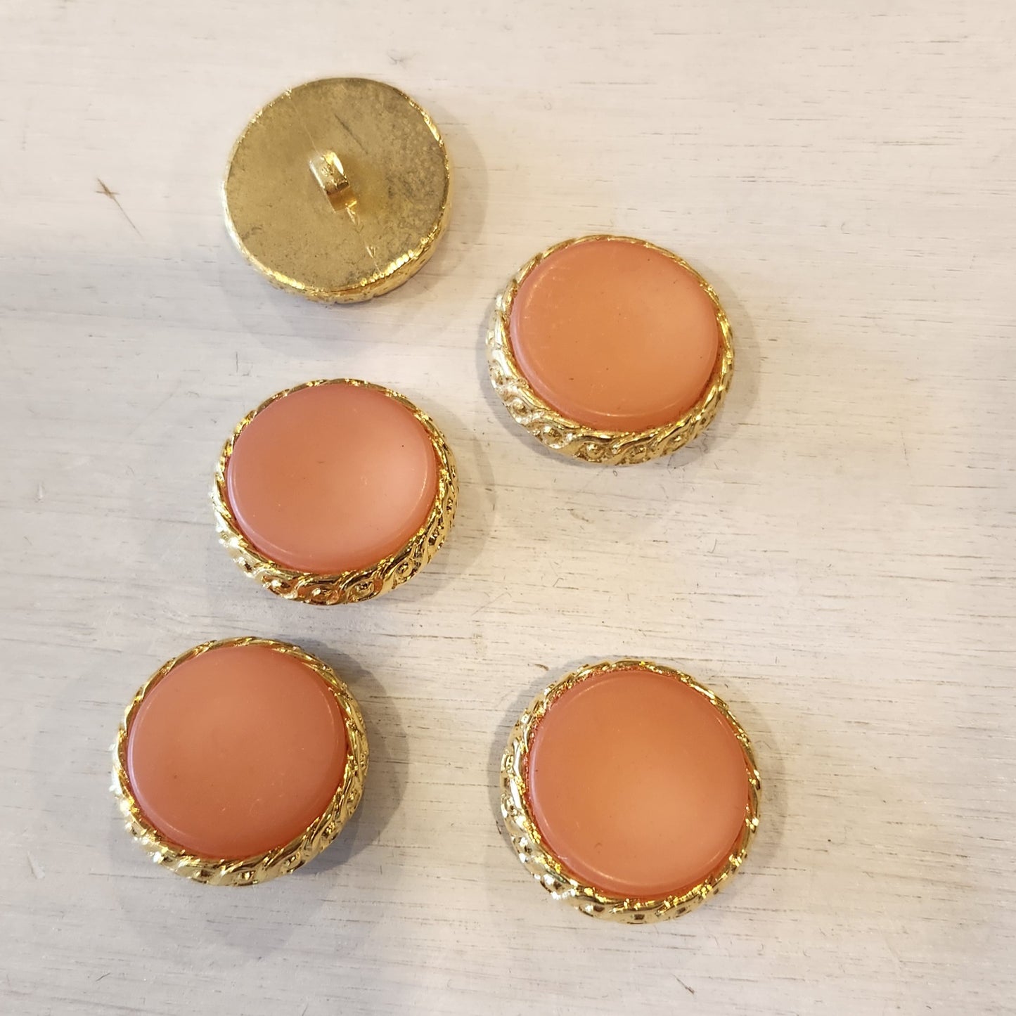 Salmon chained button