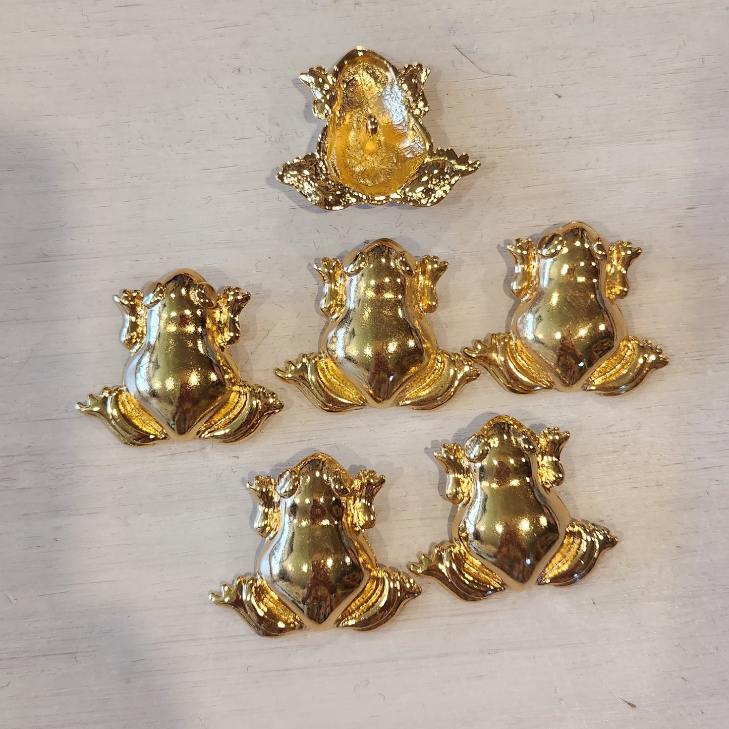 Golden frog button