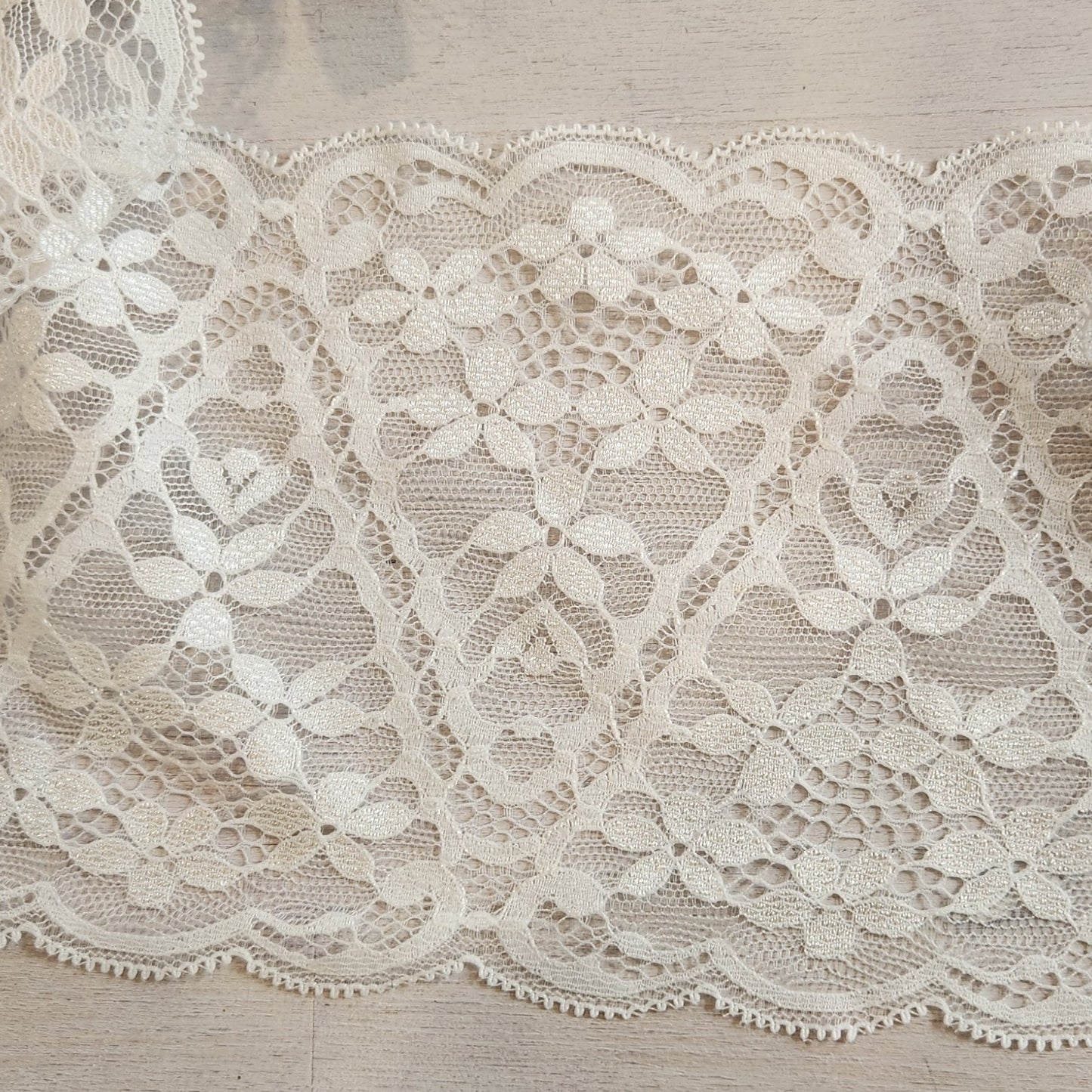 Trellis daisies lace