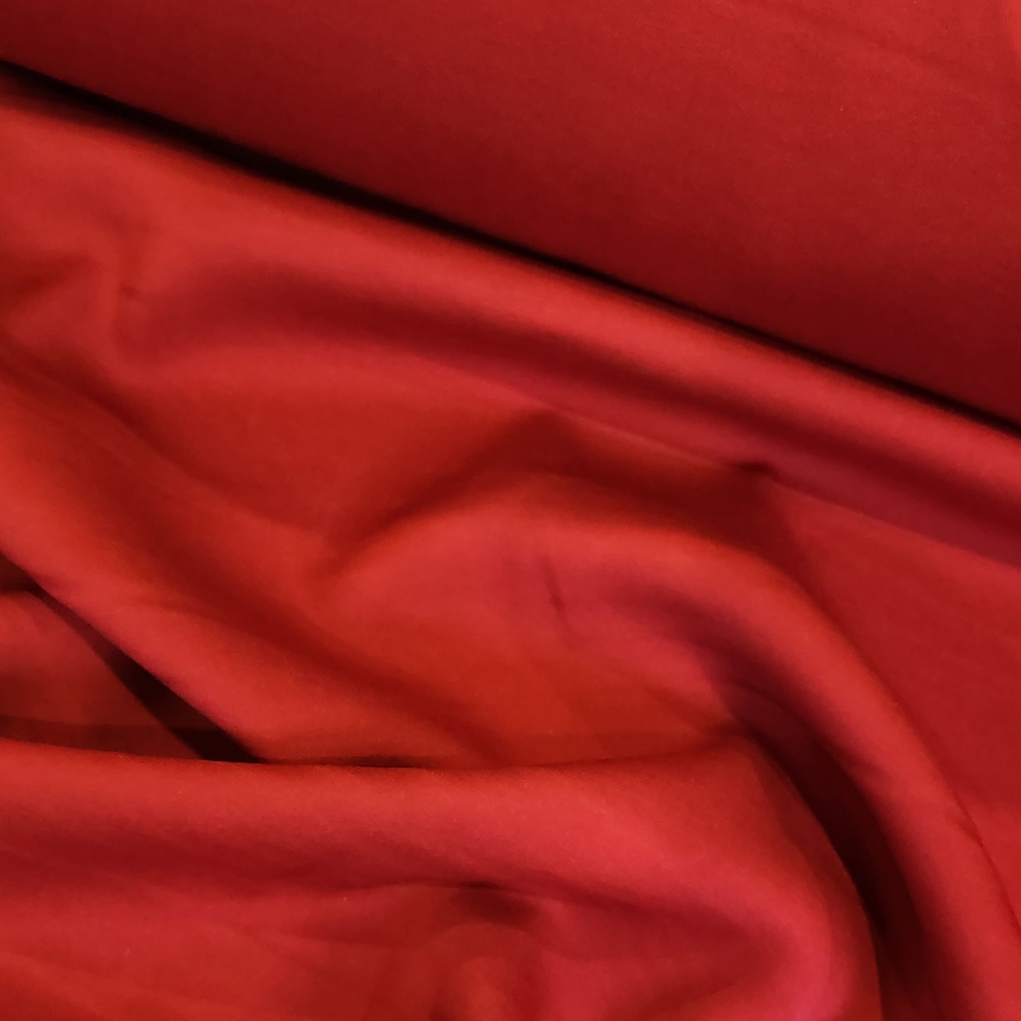 Fire engine red de lustred crepe de chine