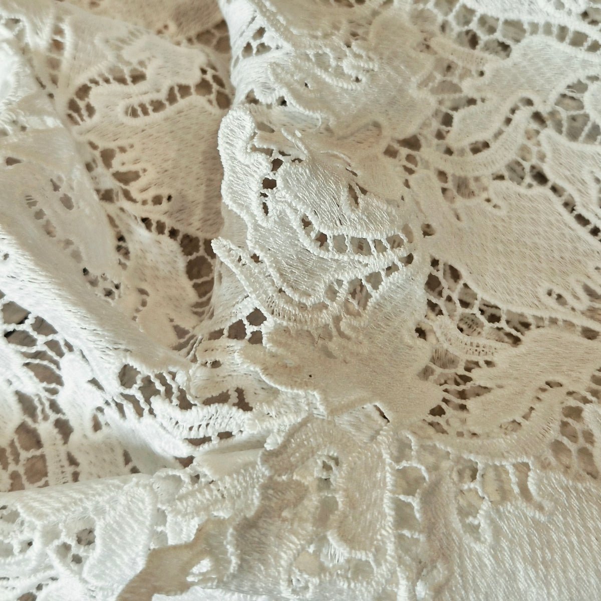 Leaves entwined guipure lace