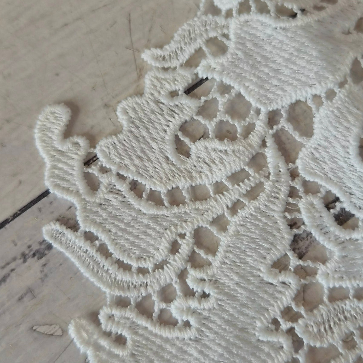 Leaves entwined guipure lace