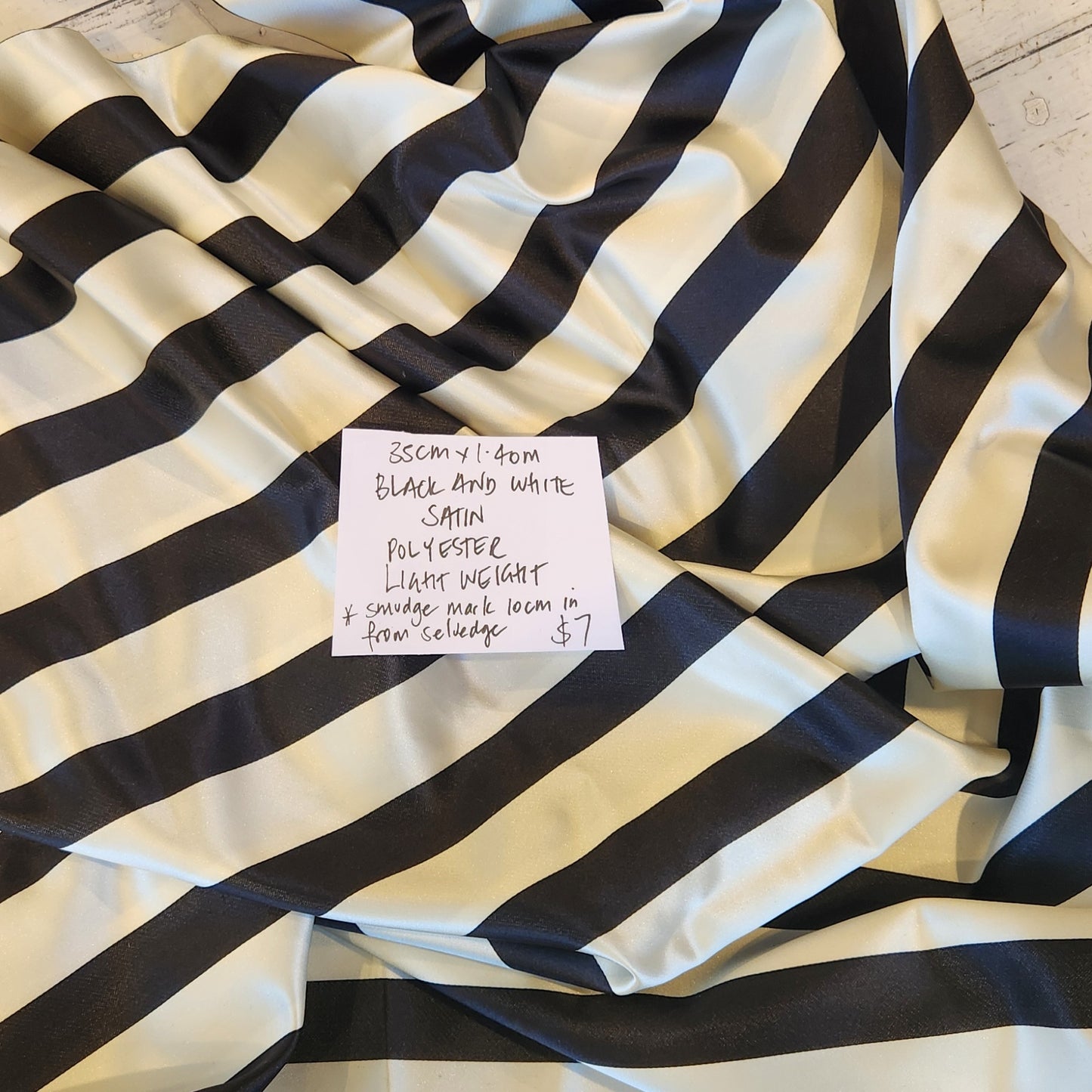 1.10cm Black and white satin