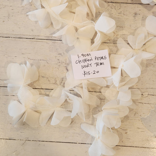 1.90m Chiffon petals trim