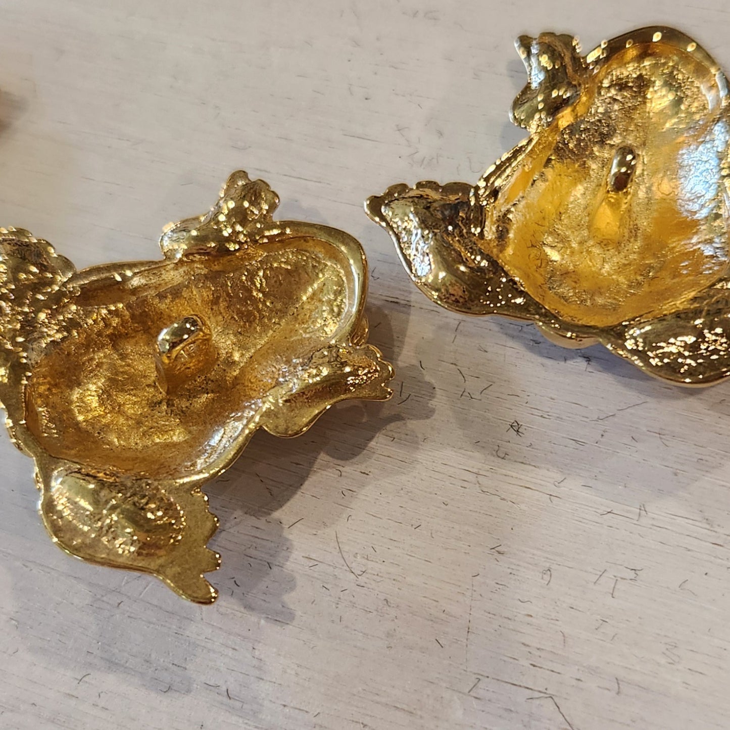 Golden frog button