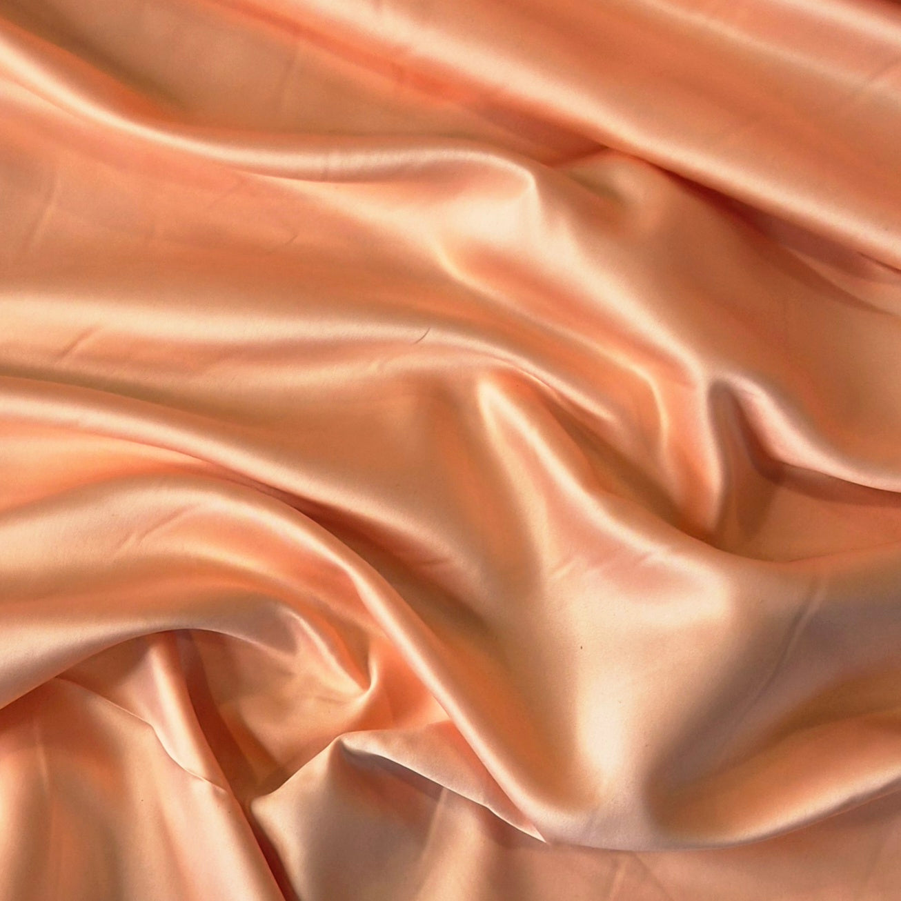 Peachy de lustred satin
