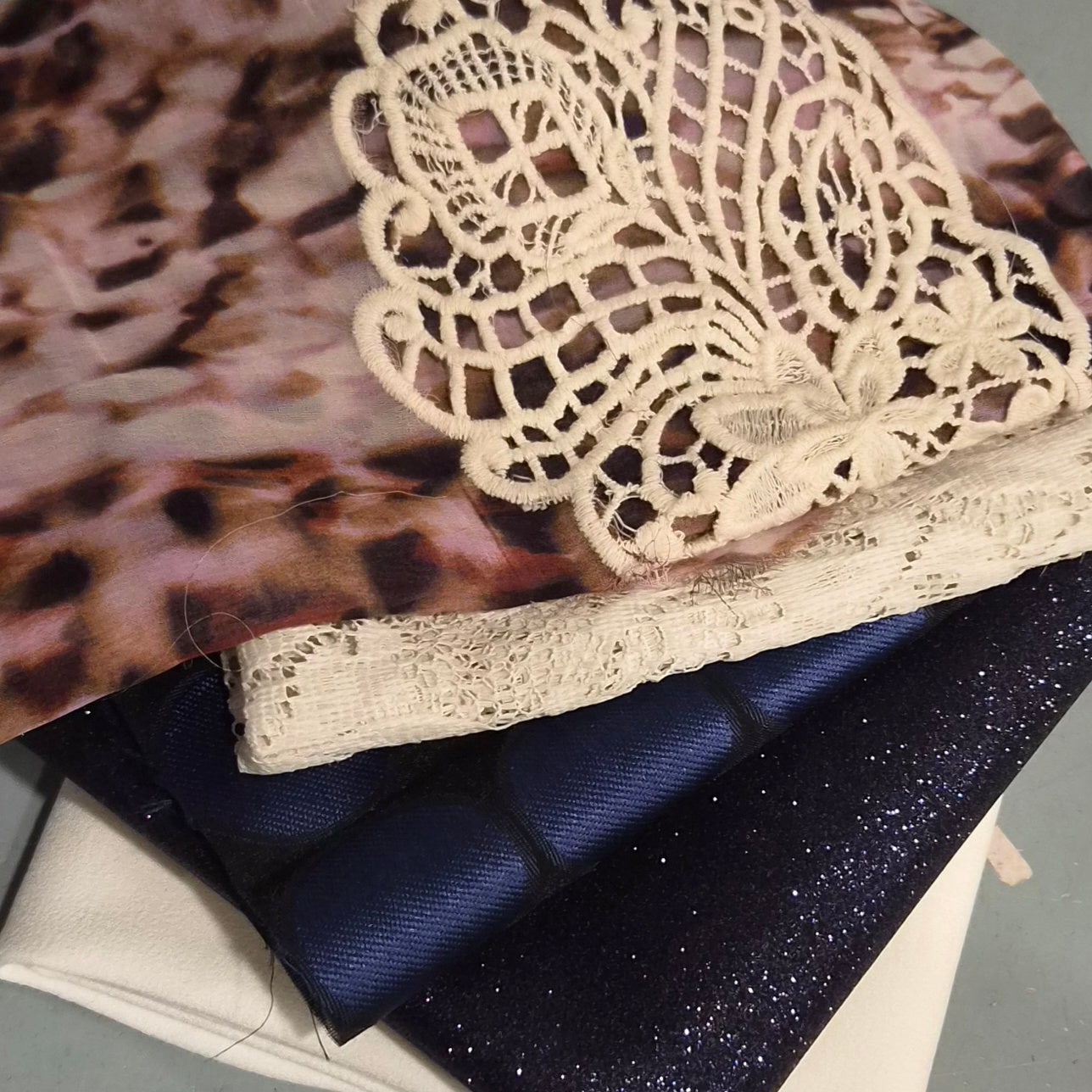 40. 5 pieces assorted brocade, lace crepe and georgette