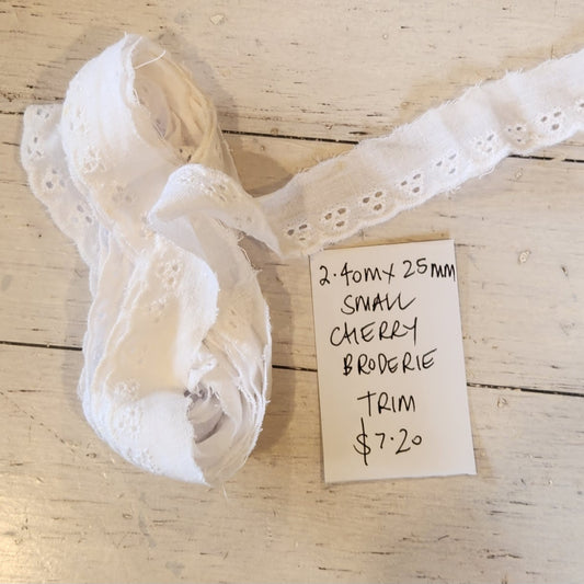 2.40m Small cherry broderie trim