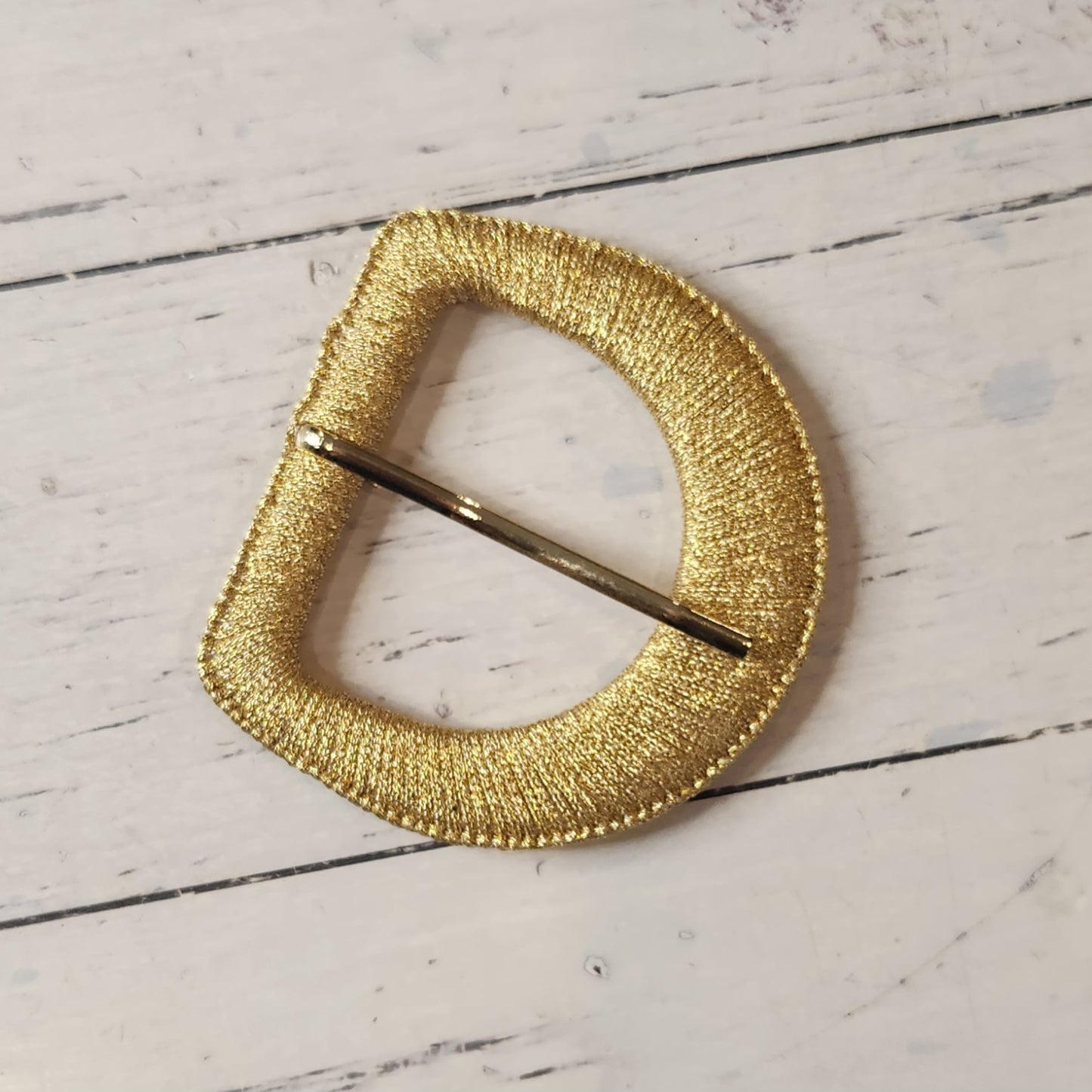 Metallic thread woven buckle