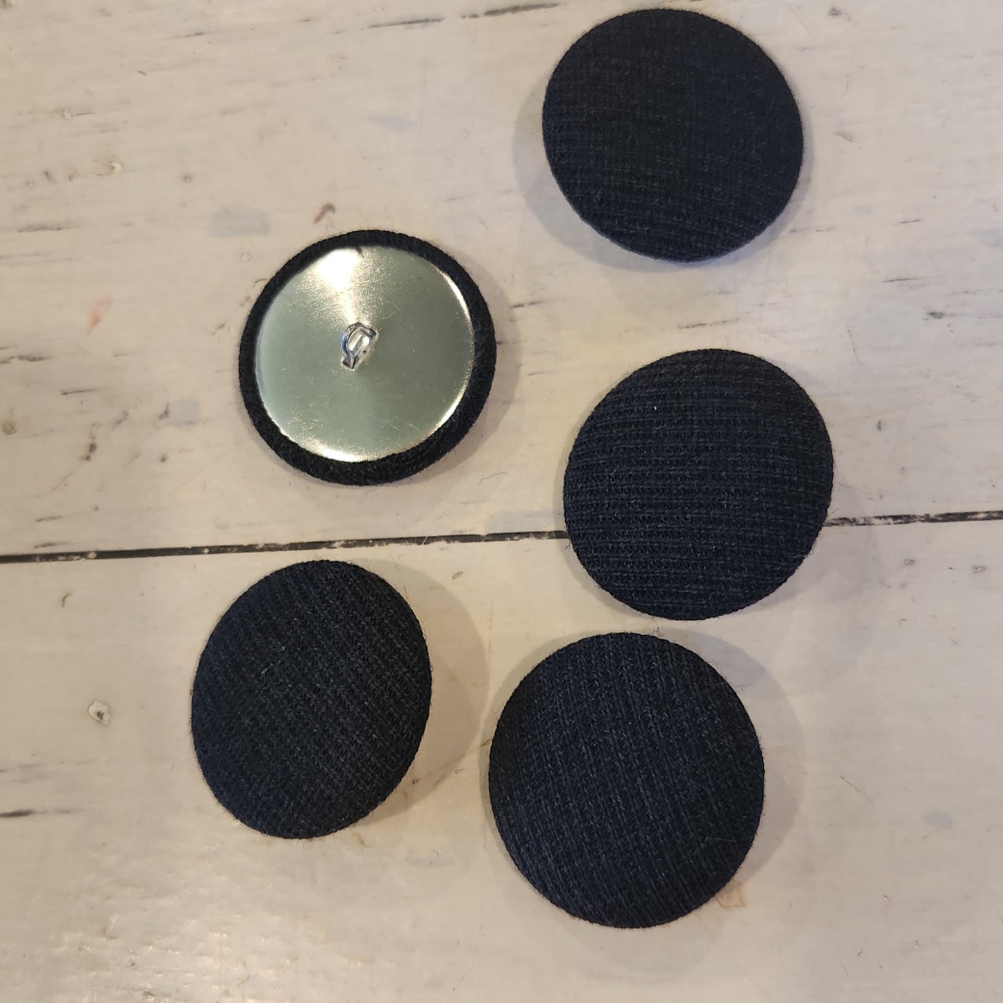 6x Black covered satin buttons