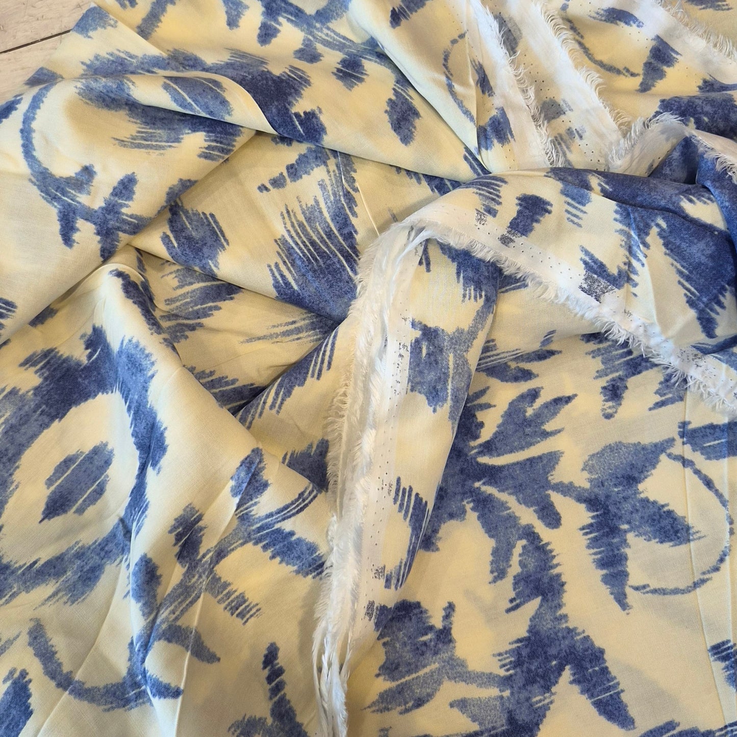 2.4m Blurry blue floral viscose challis