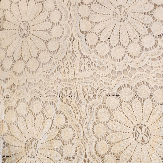 21. Cream cotton lace trim piece
