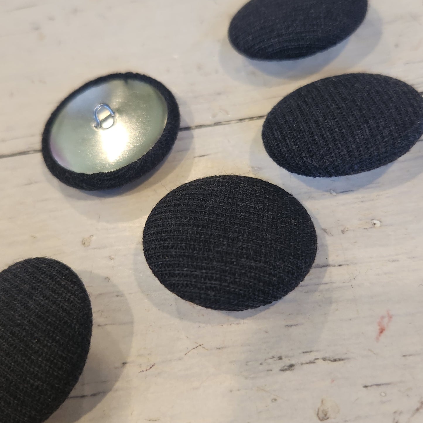 6x Black covered satin buttons