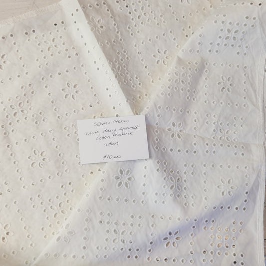 50cm White daisy squares