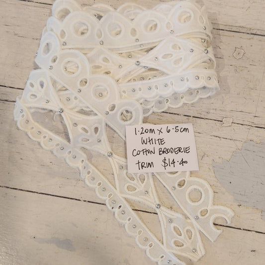 1.20m White cotton broderie