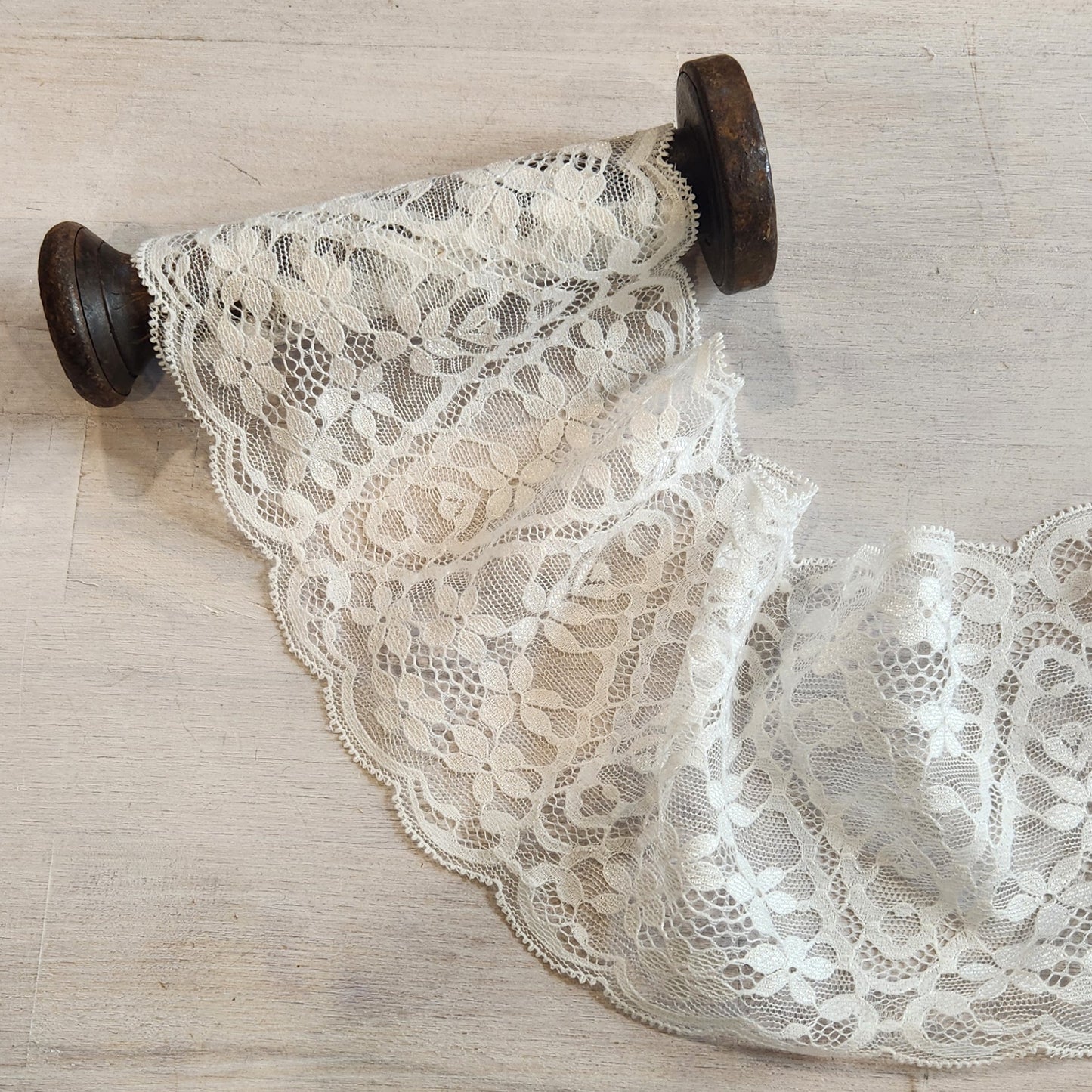 Trellis daisies lace