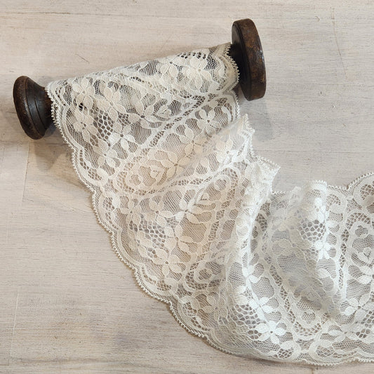 Trellis daisies lace