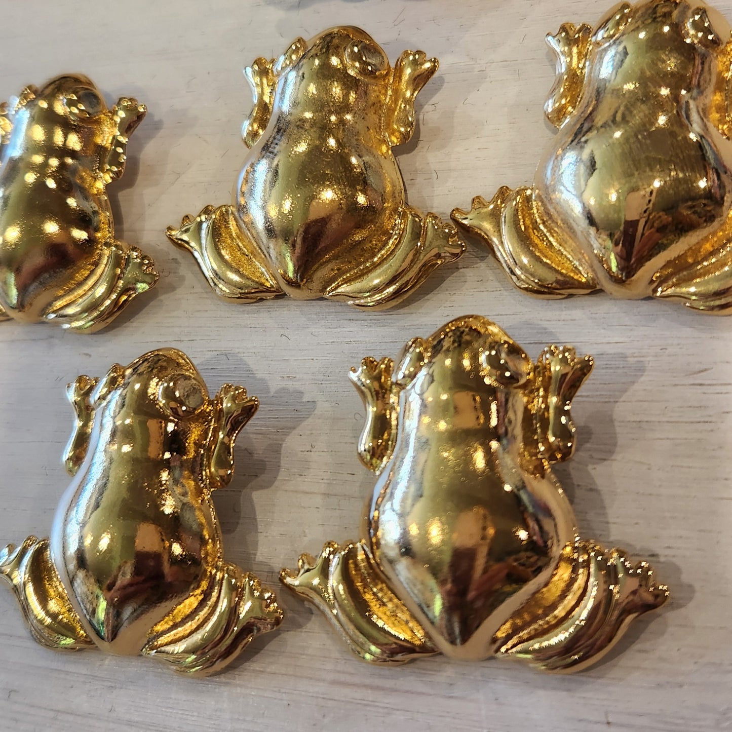 Golden frog button